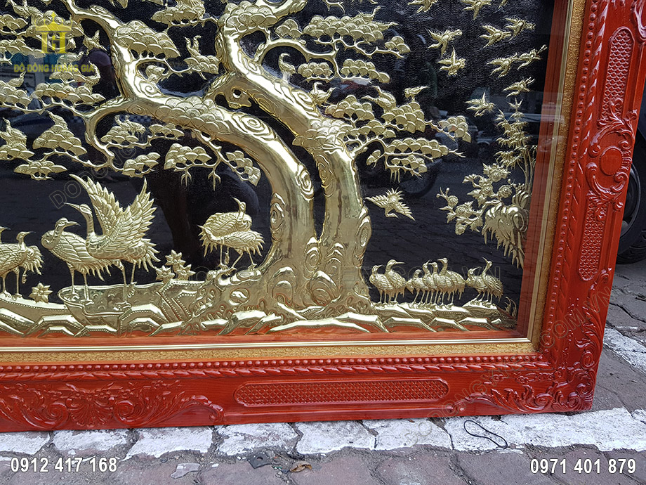 Họa tiết tr&ecirc;n khung tranh được chạm khắc v&ocirc; c&ugrave;ng đẹp v&agrave; tỉ mỉ